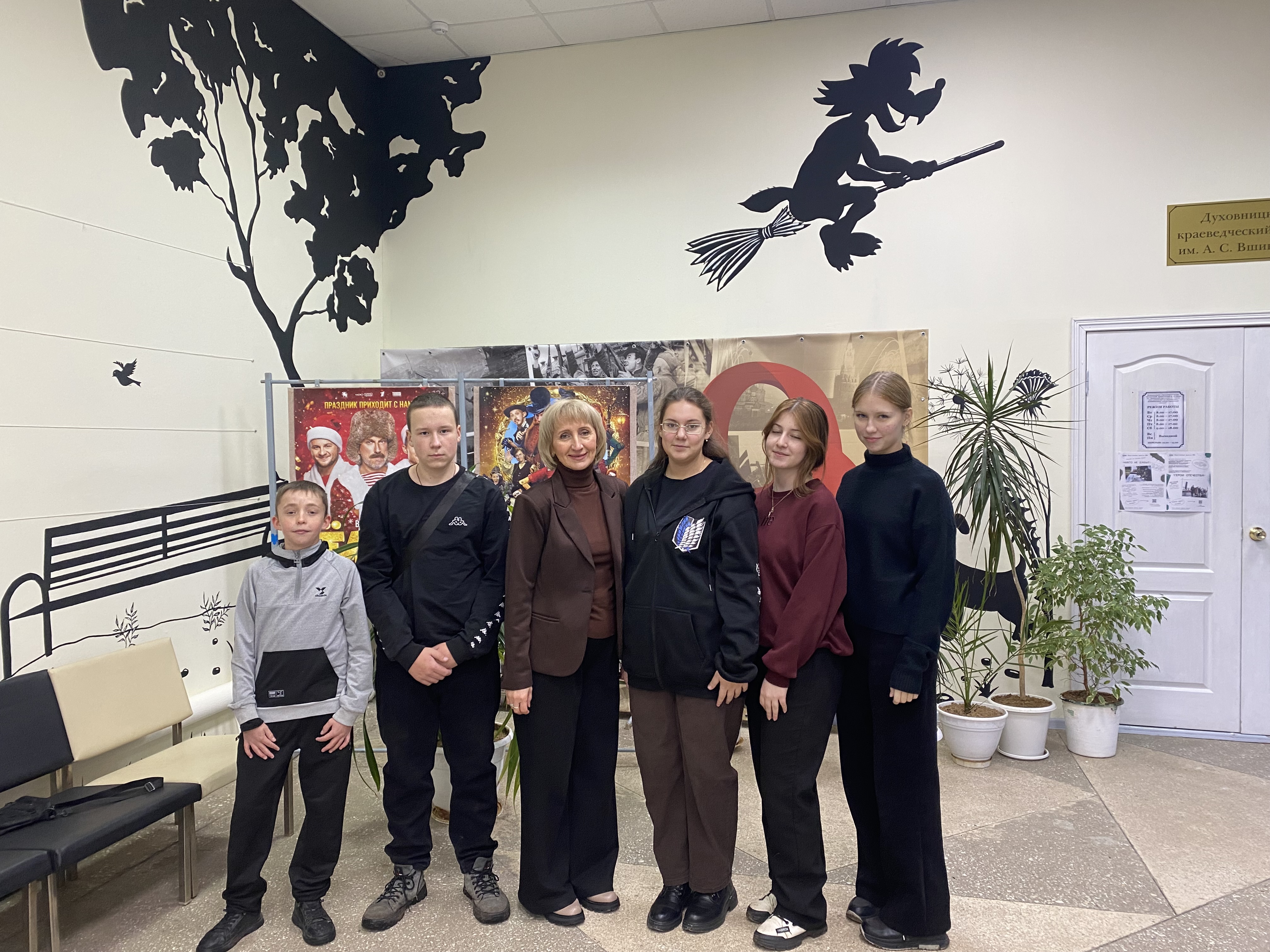 Ученики 8б класса посмотрели фильм «Помни имя своё» Ученики 8б класса посмотрели фильм «Помни имя своё».